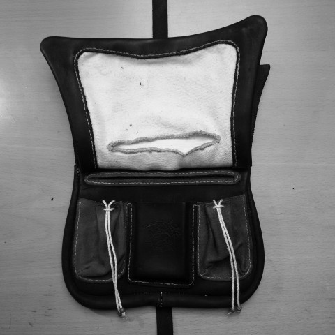 vnitřek tašvice pána Fridricha z Lulče; hedvábné tkanice zakončené kostěnými korálky, váčky z barvené jelenice a kapsa na voskové tabulky
